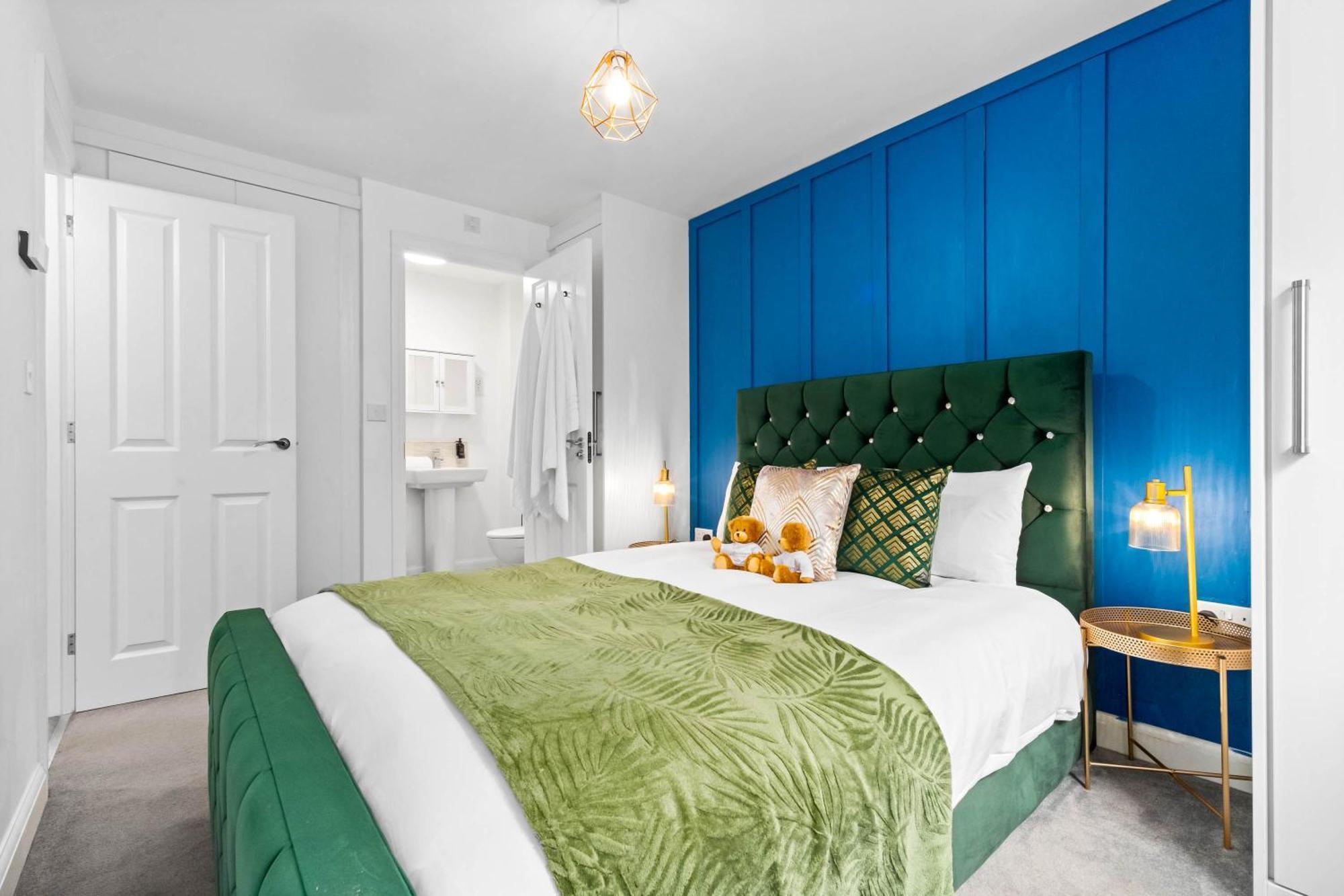 Lavish 3 Bedroom House With Ensuite And Parking By Azura Nights Birmingham Exterior photo