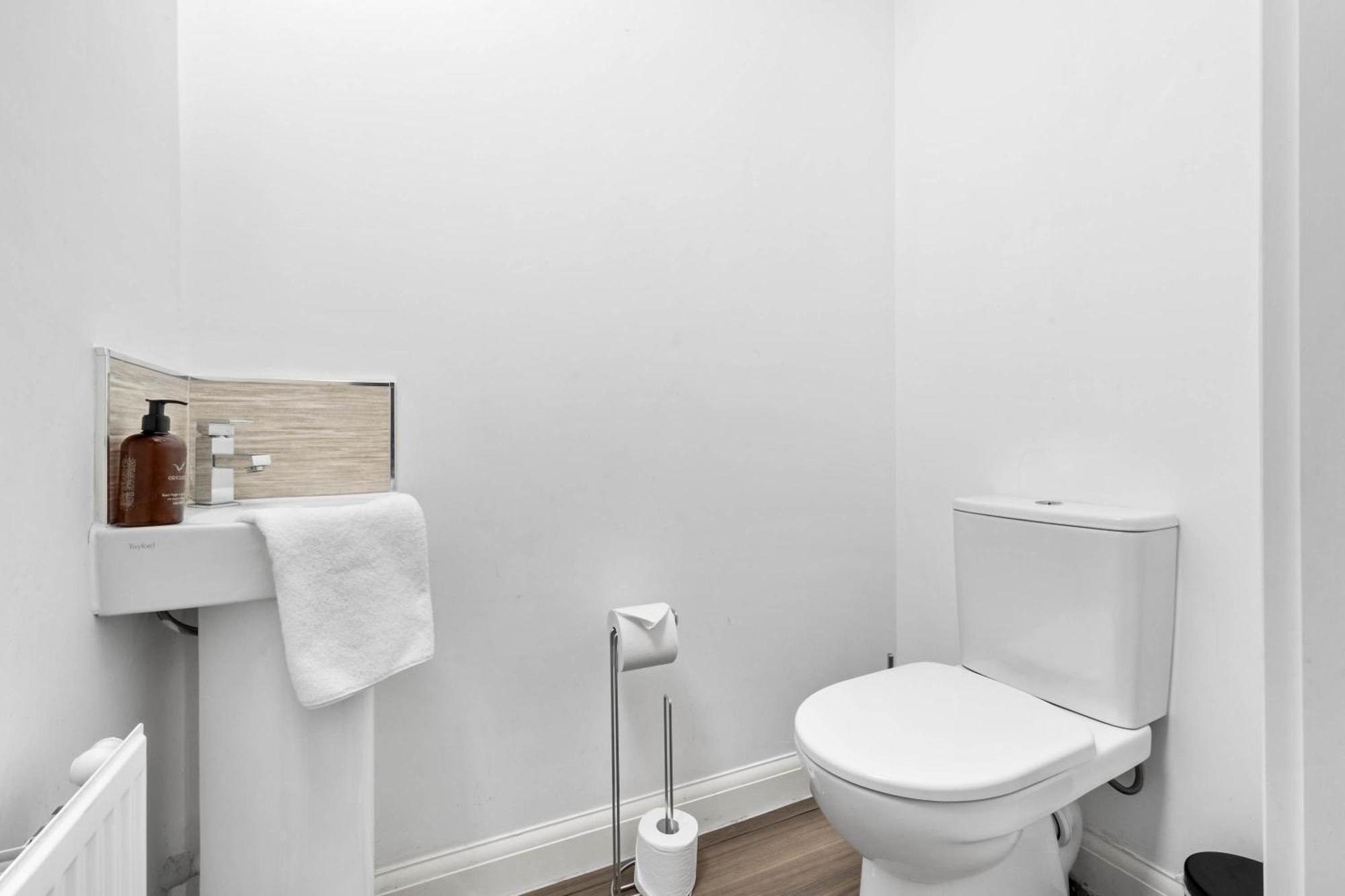 Lavish 3 Bedroom House With Ensuite And Parking By Azura Nights Birmingham Exterior photo